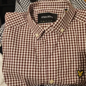 Lyle scott - Nästan ny storlek S färg röd och vit