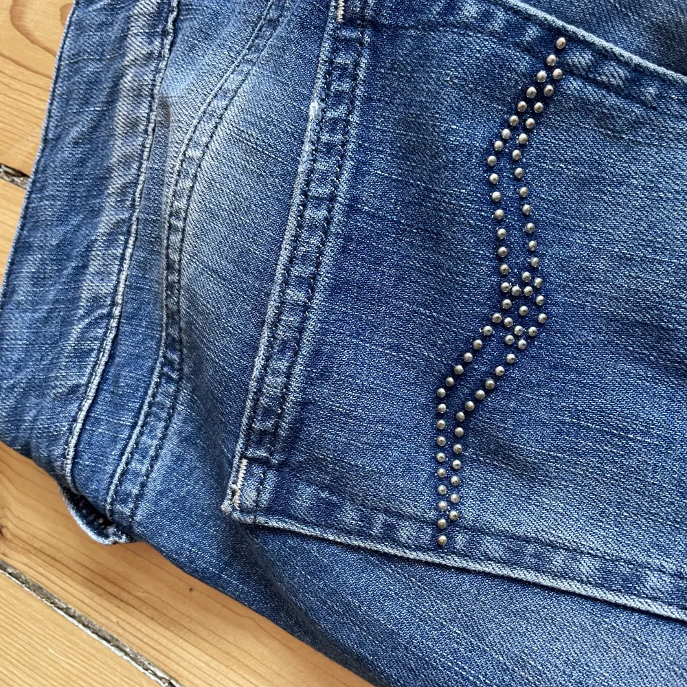 Halvlåg/låg midjade Jeans i såååå fin tvätt med Pärlor baktill på fickorna. Storlek 28 i midjan och 32 i längd. Har bara använts 2 ggr oga fel storlek tyvärr… Inköpta för 1499kr. Jeans & Byxor.
