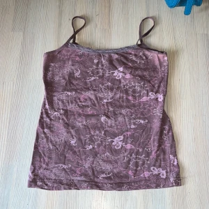 Y2k linne - Y2k linne i lila mönstrat tyg och spets! Vintage skick 