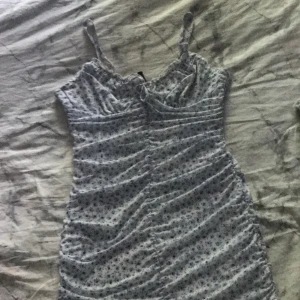 Fin klänning 100kr - En fin klänning med blommor på. Den är i bra skick och använd några gånger.Den är stretchig och passar vilken storlek som helst.Den kan va för liten i bysten men annars sitter den perfekt. Du står för frakten.