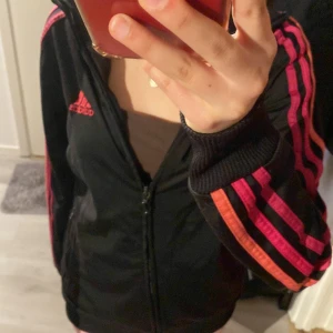 Adidaskofta  - De står på lappen att den är i storlek 164 men de är för att den är köpt i usa men storleken är annars s skulle jag tro eftersom den passar bra på mig som har storlek s. Inga fel och är bara använd 1 gång. 