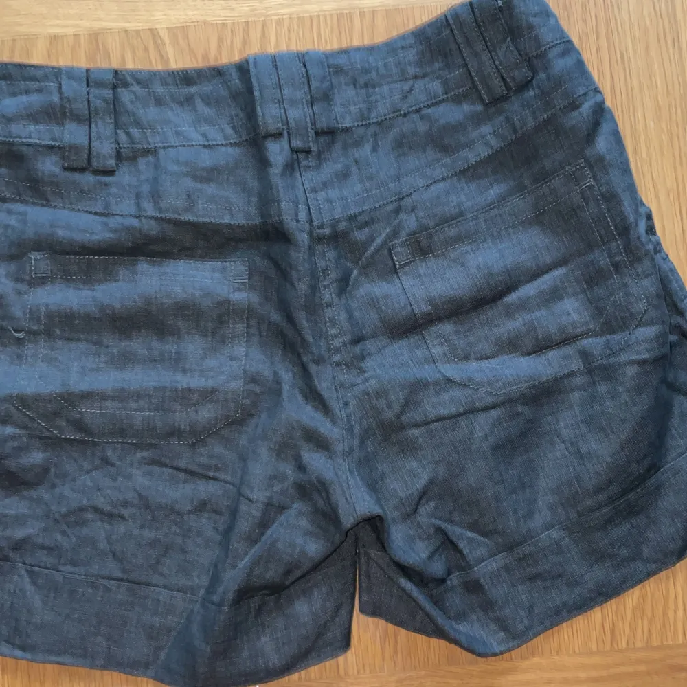 Shorts från hm i storlek 38, använd enstaka gånger men i gott skick . Shorts.