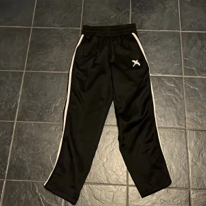 Arigato byxor  - Hej säljer dessa par arigato mjukisbyxor i storlek S de är i bra skick 