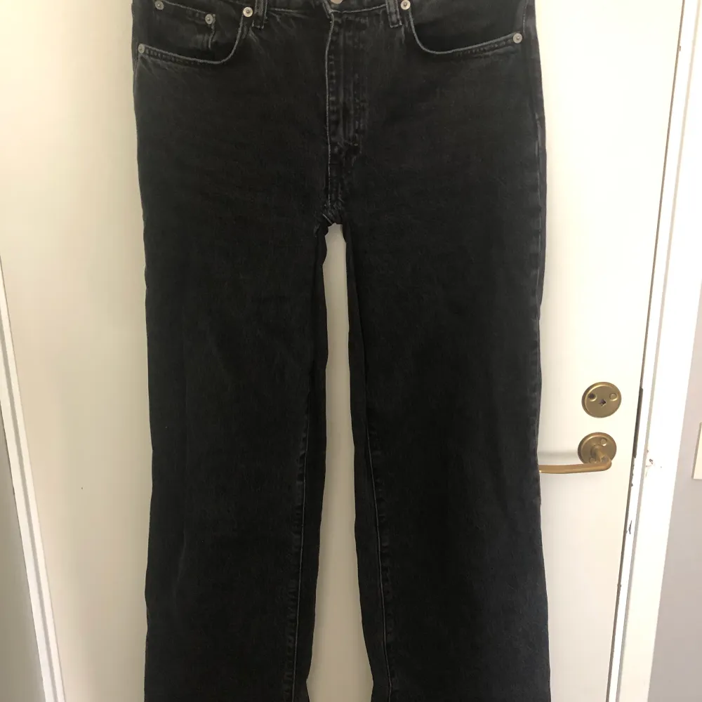 Svarta jeans från Lager 157 som är omsydda till lågmidjade. Såljer för att dem är för små för mig. Jeans & Byxor.