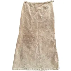 Så snygg maxi manchester kjol från senare 90-tal!💕 Storlek 40/M men mer som en S!  MÅTT: Midja-76cm Längd-90cm Jag är 170cm lång! I perfekt skick!💋