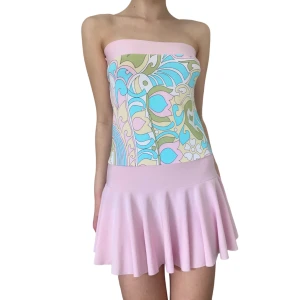 Y2k Mini Dress - Dödssöt axelbandlös mini klänning med veckad botten och flerfärgat mönster från tidigt 00-tal😓💕 Elastiskt material! Storlek S/M! MÅTT: Längd-63cm Jag är 170cm lång! I perfekt skick!💋