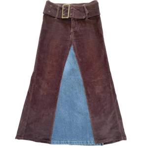 Supersnygg maxi manchester kjol med justerbart bälte och jeansinlägg som jag har sytt ifrån två par vintage byxor!💋 Storlek S! MÅTT: Midja- 74cm Läng-94cm Jag är 170cm lång! I perfekt skick!💋