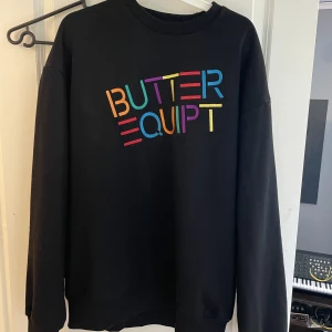 Butter Goods crewneck - Använd cirka 3 gånger, inge skråmor eller smuts. Jätteskön och kvalite märke. Säljer pga att den inte passade mig helt enkelt