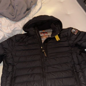 Parajumper jacka - Helt fri från skador och fläckar, använde den lite grann under vintern, sen har den bara hängt i garderoben. Nypris 4499. St XXL men passar som M/L. Skriv för mer frågor och bilder. 