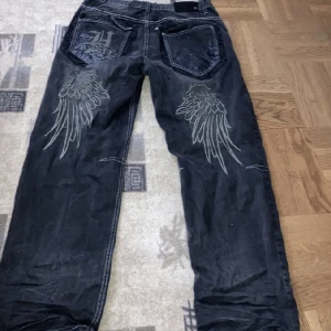 Feta jeans - Riktigt sköna feta jeans, använda runt 5ggr bra kvalite riktig skön passform, köpta för 1,2 säljer mest för jag själv inte använder så mycket men dome feta som fan