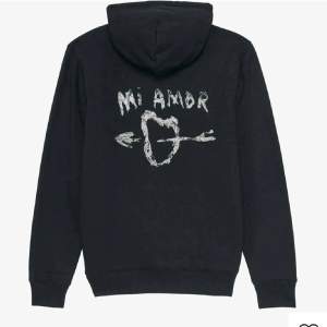 En mi amore hoodie som är använd ett fåtal gånger.Nypris 1500