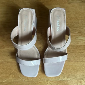 Klackskor - Ett par helt oanvända klackar från Boohoo.