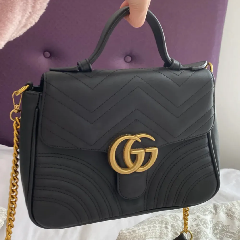 Gucci väska, den är köpt ny och aldrig använd, mycket bra i skick.. Väskor.