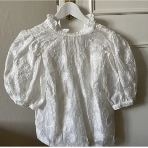 Blus  - Vit blus med puffarmar! Står storlek 38 men mer som 36 skulle jag säga💕 Köpte här på plick men inte kommit till användning! Blusen är genomskinlig men med ett vitt tillhörande linne under