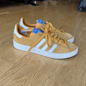 Gula Adidassneakers i Stl 37 1/3 Endast använda fåtal gånger.