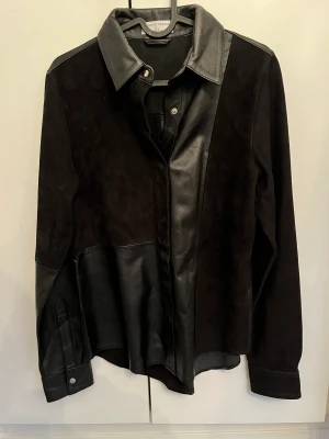 Tiger of Sweden skjorta - Skjorta från Tiger of Sweden. Skinn med mockadetaljer. Knappt använd!