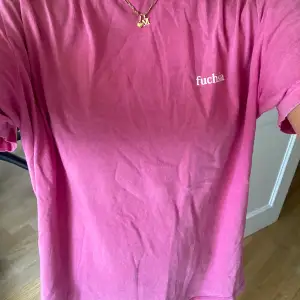 Rosa t-shirt m trycket ”fuchsia” från Mango i strl S. 💓Större i storleken! 