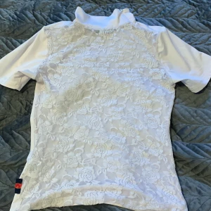 Equestrian by Svea tävlingströja - Säljer denna jätte fina tävlingströjan eftersom att den tyvärr inte kommer till användning längre. Skönt material och snygga detaljer. Ryggen är helt öppen med en rosmönster 🌹 Inga defekter