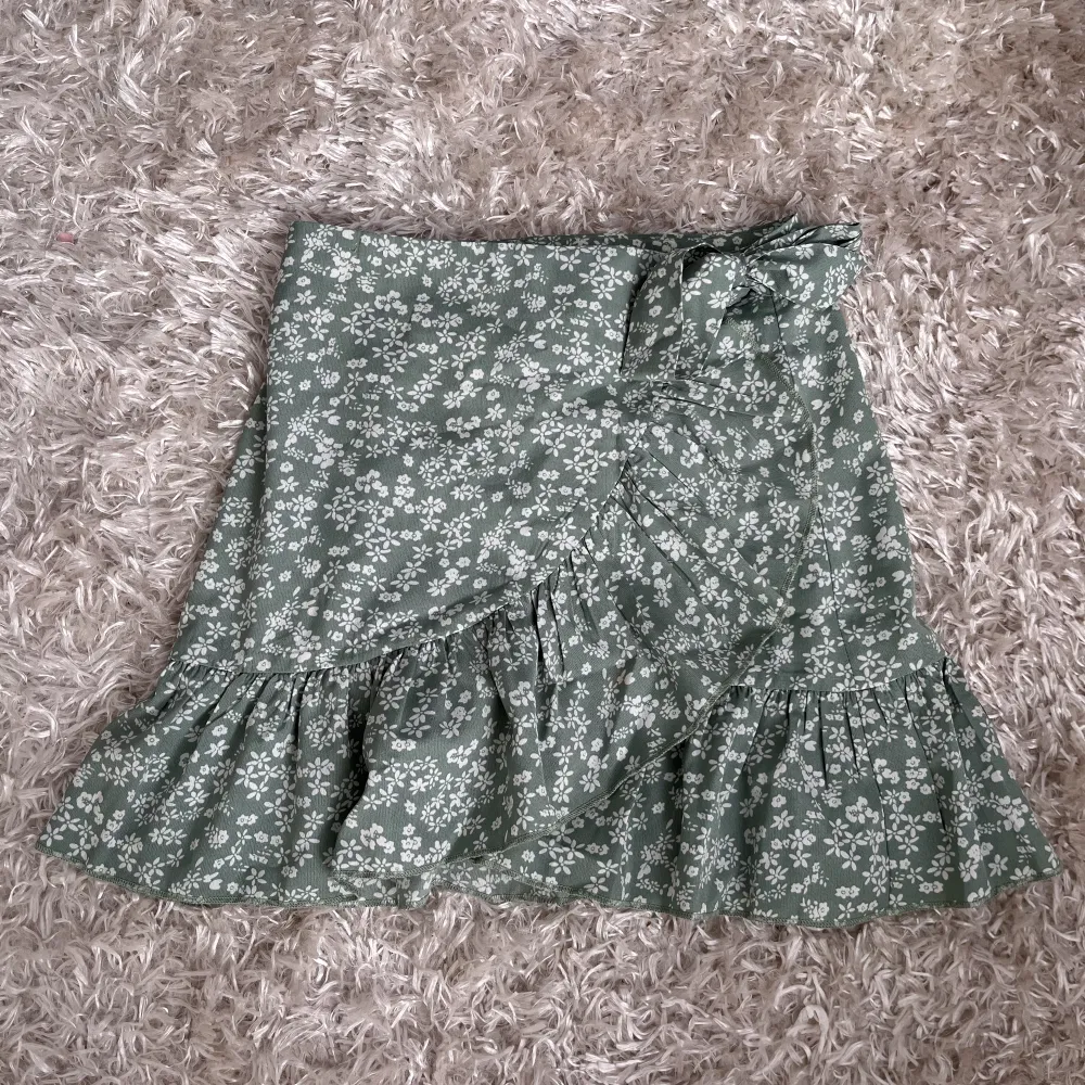 Somrig kjol från SHEIN köpt förra sommaren strl 146, 30kr +frakt. Kjolar.