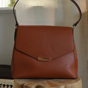 Väska NY! - Väska med prislapp och oanvänd. Har två band så kan användas som både handväska och axelremsväska! 💘