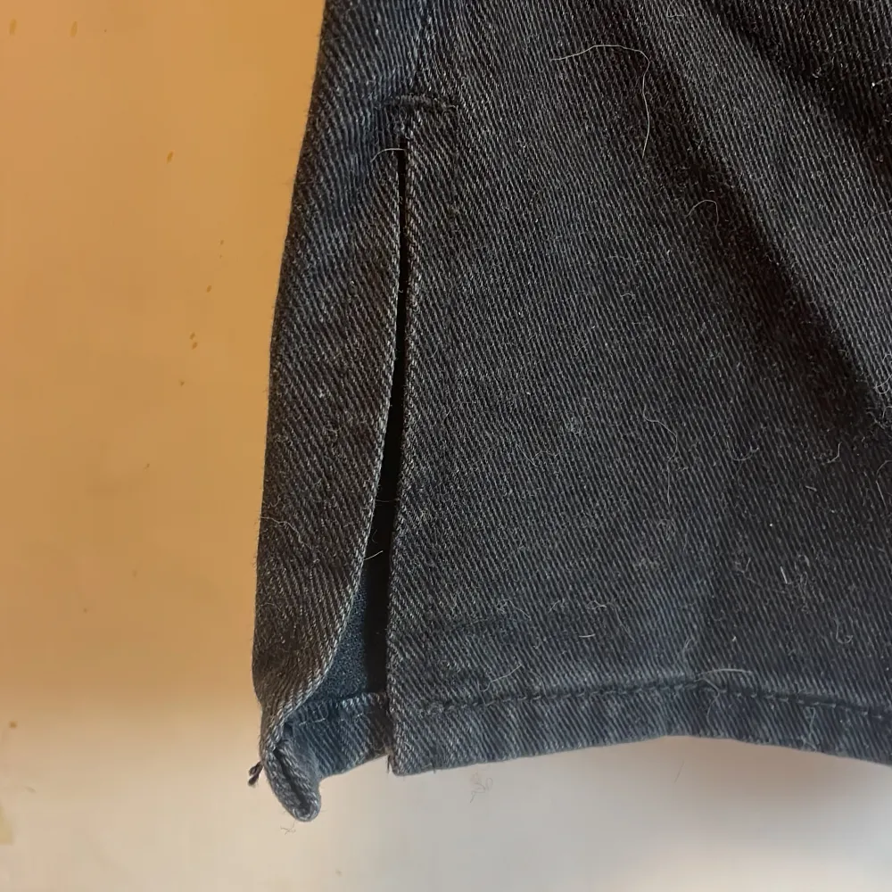 Säljer dessa raka jeans med slits. Aldrig använda då de är för små, . Jeans & Byxor.