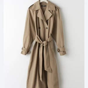Trenchcoat - Fin beige trenchcoat från Gina tricot. Den är i bra skick, använt 3-4 gånger💕
