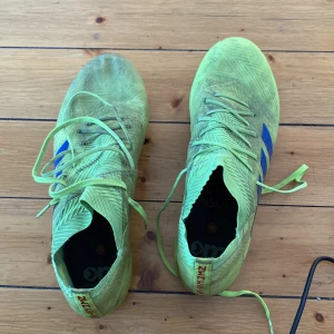 Fotbollsskor  - Storlek 45 o en tredjedel använt 3 säsonger är normal i storleken