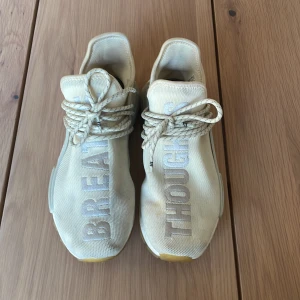 Human race ”butter white” - Blivit för små för mig så väljer att sälja de. Har används några gånger men är i använt men gott skick. Storlek 41,5.