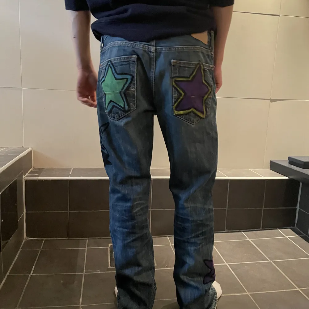 Amazing star graffiti pants made by  2 graffiti artist from both Malmö and Stockholm (modelled by a guy but is for both guys and girls 🫶). Jeans & Byxor.