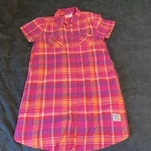 Klänning - Jättefin bomulls-klänning från Dobber som jag ärvt men tyvärr växt ur. Väldigt skön passform och superhärliga färger!