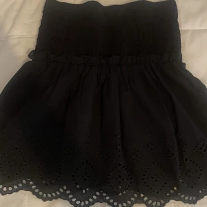 Zara kjol - Zara kjol med lite broderier ned till. Jätte fin och perfekt till sommar och höst. Kan användas både som både hög och lågmidjad då det är snyggt om man viker ned🥂🥂