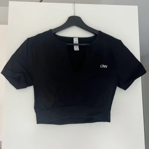 ICIW - Träningströja från ICIW  Använd ca 2 gånger, storlek M  Plagget finns på fler sidor så kan säljas. 