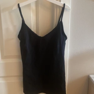 Linne💓 - Tajt ganska långt linne som du kan sjustera i banden!!