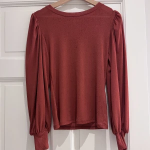 Festtopp - Vinröd topp köpt i Nelly. Nyskick. 