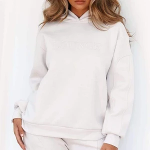 Lounge Underwear hoodie - Superfin beige/krämfärgad huvtröja från lounge storlek S, använd enbart 1 gång. Slutsåld online, pris kan diskuteras☺️