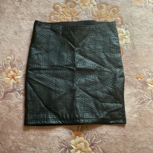 Svart skinn o tyg kjol - Kjol jag fick av någon men använder aldrig