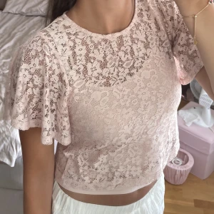 Rosa blus  - Säljer en super söt blus för 60kr+frakt, går att ha utan linnet under också.💕