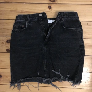 Jeanskjol - Svart jeanskjol från other stories strl 36