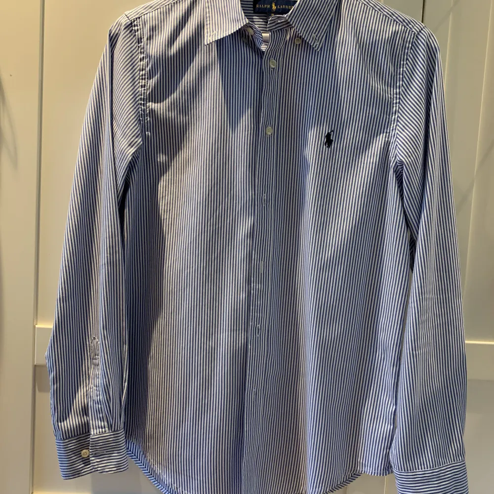Säljer denna snygga randiga skjorta från Ralph lauren stlk 20 vilket motsvarar stlk S. Skick 9/10. Skjortor.