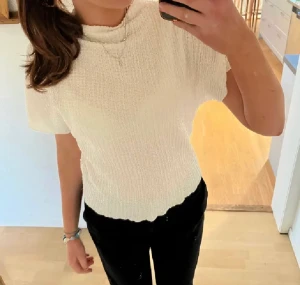 Zara topp ä - Säljer denna topp från zara då den ej kommer till användning. Den är slutsåld på deras hemsida. Den har prislapp kvar. Pris kan diskuteras, det går även bra att trycka på köp nu 