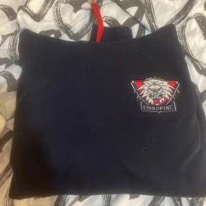 Lhc hoodie - Lhc hoodie i storlek S men passar även till M. Haft ganska länge men inte använt. Lite tjockare tyg. Köpte för ca 500-600 säljer för 199.