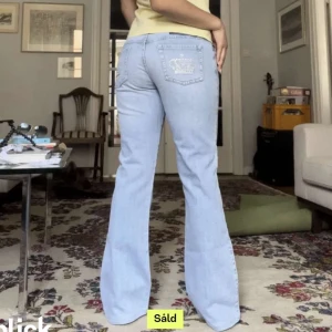 victoria beckham jeans - lånade bilder❗️hjälper min kompis sälja dessa as snygga jeans från victoria beckham då de tyvärr inte passade. osäker på pris så kom gärna med prisförslag med något runt 500-600 ❣️ midja- 86cm, innerben- 76cm.