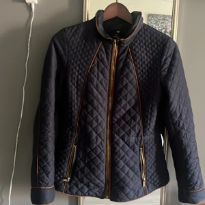 blå jacka från H&M - Säljer denna fina jacka från H&M som tyvärr inte kommer till nån användning. Den köptes för några år sen.💙😇 Jackan är i gott skick utan tecken på defekter<3