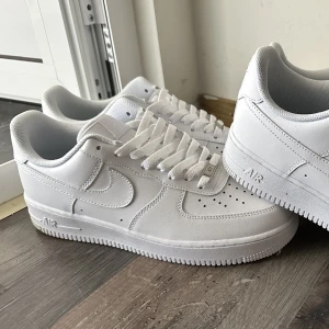 Nike Airforce 1 07 - Hej! Säljer nu mina (aldrig testade) nike airforce 1 07! Storlek 43! 700kr. Boxen medföljes ej då jag råkat slänga den Kan skickas på köparens bekostnad. 