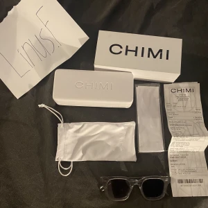 Chimi 04 grey - Tjena, har ett par chimi 04 grey i bra skick! Kvitto osv finns. Kan även bytas mot rayban boyfriend! Om inte priset passar är det bara att buda på!