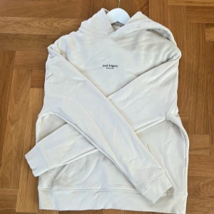 Arigato hoodie - Arigato hoodie, lite skrynklig, inga hål och aldrig använd. Jag säljer den på grund av att den är  liten för mig. Storlek passar på någon som är 160-170 ish.