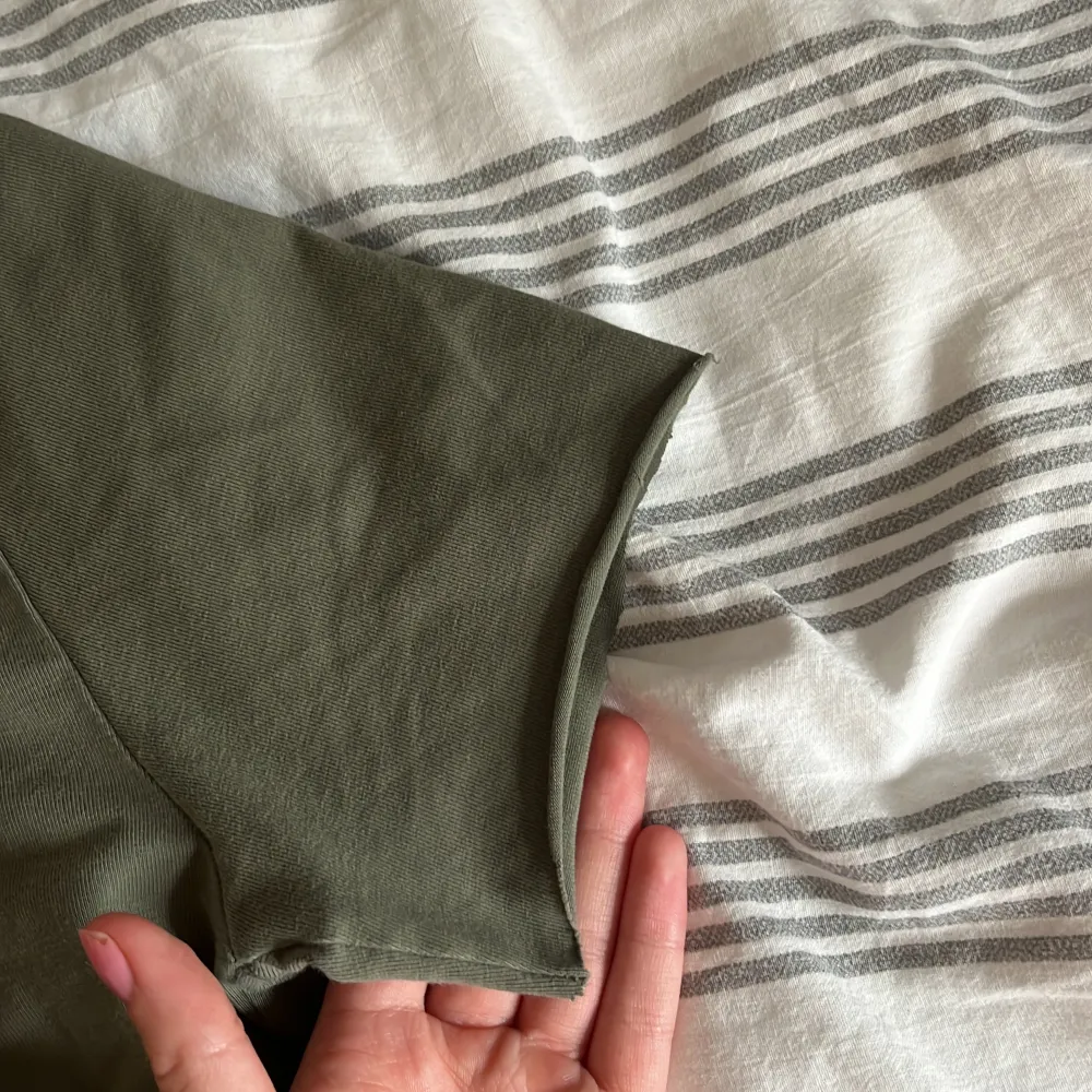 Militärgrön tshirt från Filippa K i storlek S. Köpt på sellpy men har tyvärr ej kommit till användning. Tror att ärmarna är avklippta av den tidigare ägaren eftersom att det inte finns någon söm🌺. T-shirts.