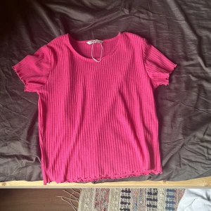 En jättesöt tröja från only,köpte igår,(köparen står för frakten! - Det är stolek M,men liten i stolekn!💗