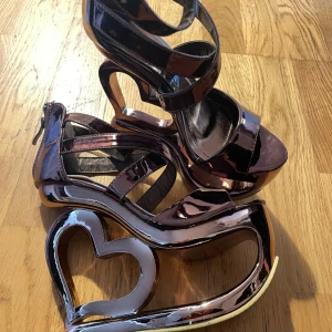 klackskor  - ett par unika klackskor helt nya 