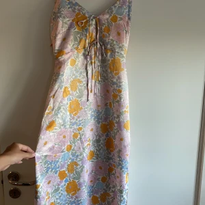 Långklänning från asos  - Säljer denna långklänning med öppen rygg från asos i storlek s/36. 